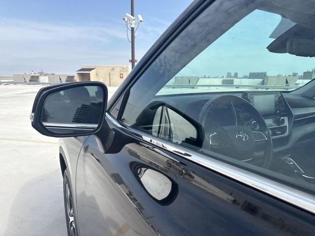 Photo of 2021 Midnight Black Metallic Toyota Highlander