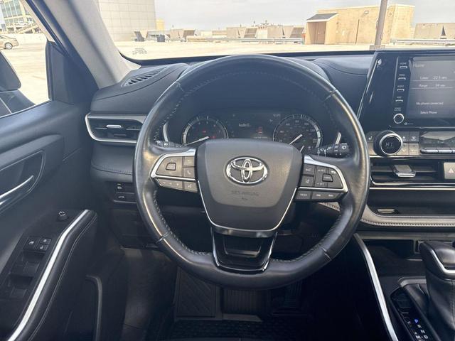 Photo of 2021 Midnight Black Metallic Toyota Highlander