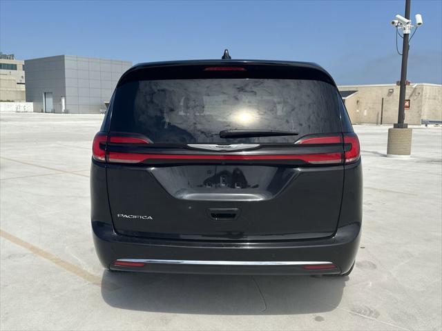 Photo of 2023 Brilliant Black Crystal Pearlcoat Chrysler Pacifica