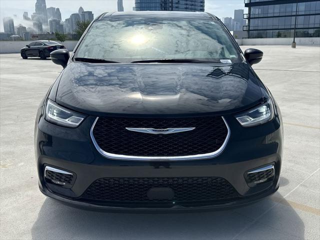 Photo of 2023 Brilliant Black Crystal Pearlcoat Chrysler Pacifica