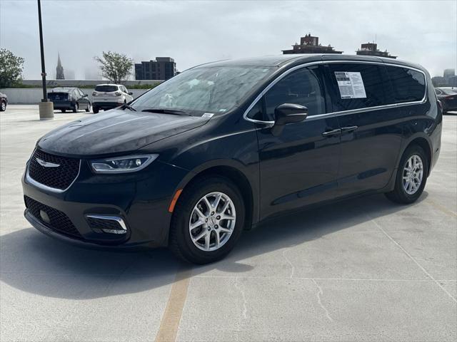 Photo of 2023 Brilliant Black Crystal Pearlcoat Chrysler Pacifica