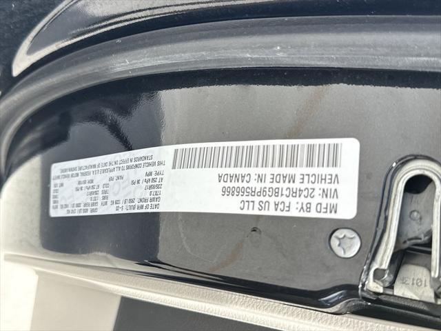 Photo of 2023 Brilliant Black Crystal Pearlcoat Chrysler Pacifica