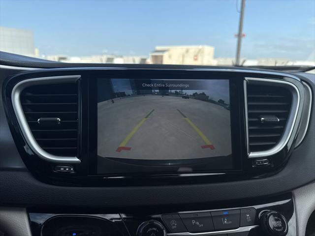Photo of 2023 Brilliant Black Crystal Pearlcoat Chrysler Pacifica