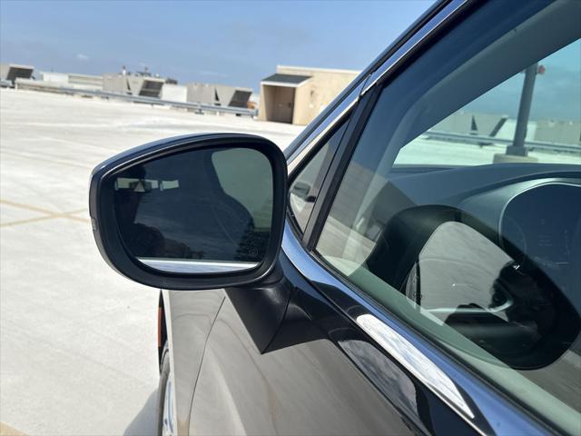 Photo of 2023 Brilliant Black Crystal Pearlcoat Chrysler Pacifica