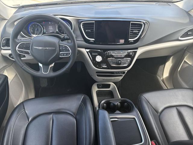 Photo of 2023 Brilliant Black Crystal Pearlcoat Chrysler Pacifica