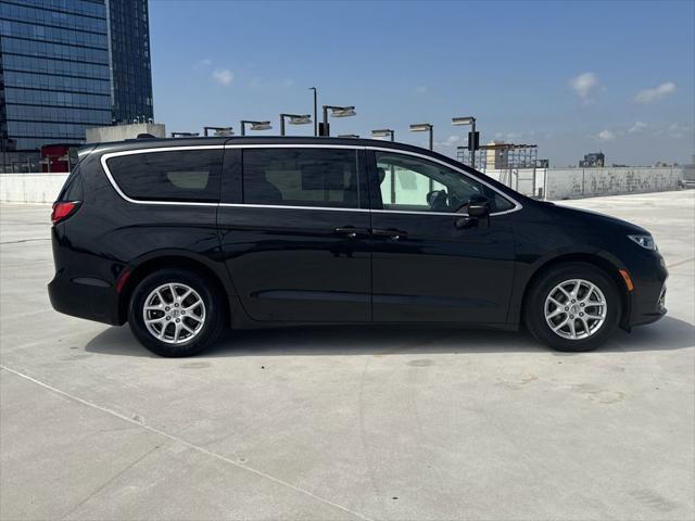 Photo of 2023 Brilliant Black Crystal Pearlcoat Chrysler Pacifica