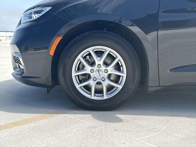 Photo of 2023 Brilliant Black Crystal Pearlcoat Chrysler Pacifica