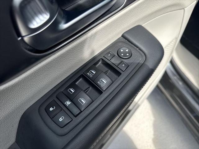 Photo of 2023 Brilliant Black Crystal Pearlcoat Chrysler Pacifica