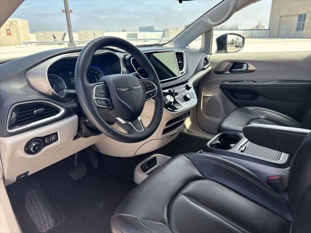 Photo of 2023 Brilliant Black Crystal Pearlcoat Chrysler Pacifica