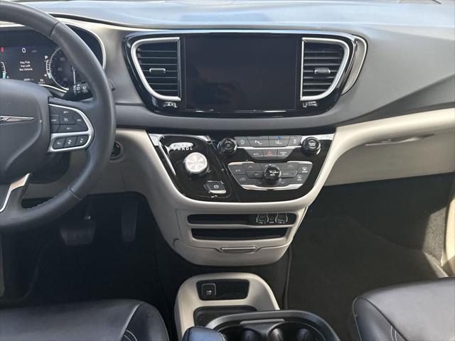 Photo of 2023 Brilliant Black Crystal Pearlcoat Chrysler Pacifica
