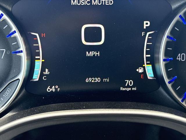 Photo of 2023 Brilliant Black Crystal Pearlcoat Chrysler Pacifica