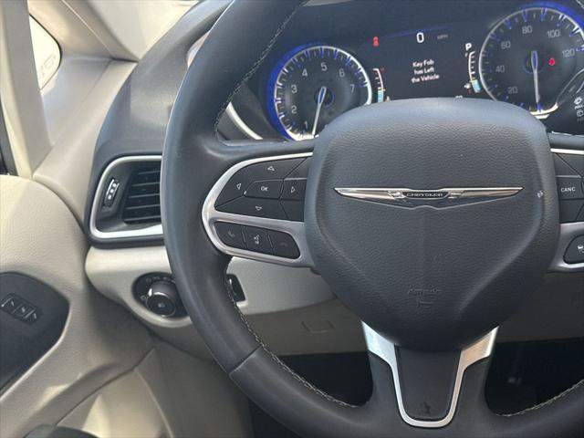 Photo of 2023 Brilliant Black Crystal Pearlcoat Chrysler Pacifica