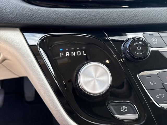 Photo of 2023 Brilliant Black Crystal Pearlcoat Chrysler Pacifica