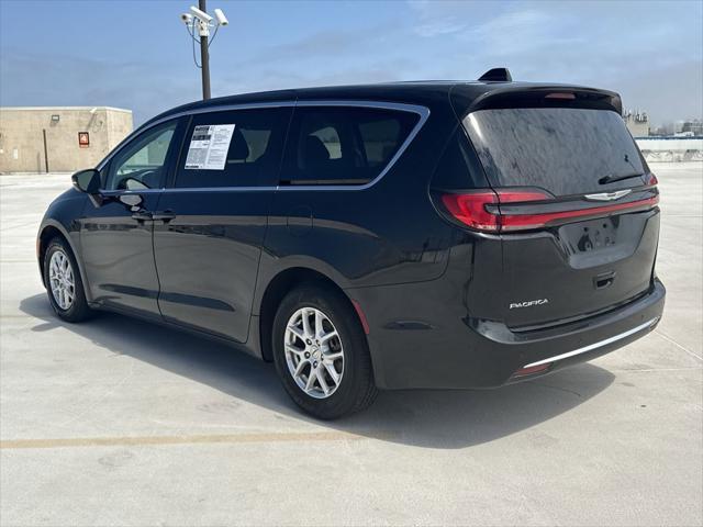 Photo of 2023 Brilliant Black Crystal Pearlcoat Chrysler Pacifica