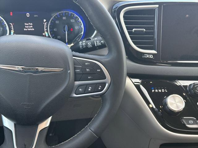 Photo of 2023 Brilliant Black Crystal Pearlcoat Chrysler Pacifica