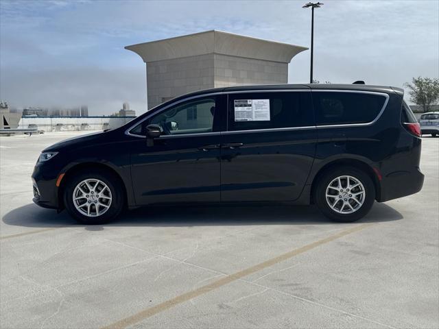 Photo of 2023 Brilliant Black Crystal Pearlcoat Chrysler Pacifica