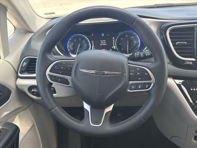 Photo of 2023 Brilliant Black Crystal Pearlcoat Chrysler Pacifica