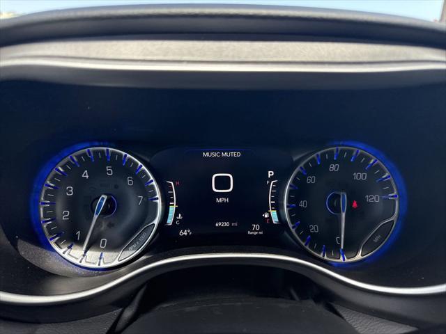 Photo of 2023 Brilliant Black Crystal Pearlcoat Chrysler Pacifica