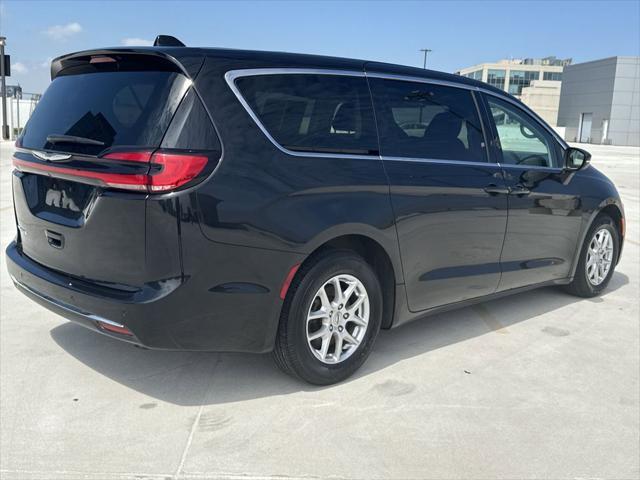 Photo of 2023 Brilliant Black Crystal Pearlcoat Chrysler Pacifica