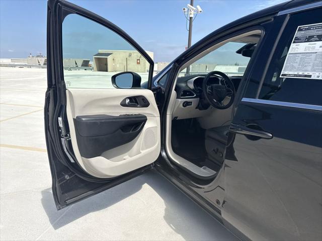 Photo of 2023 Brilliant Black Crystal Pearlcoat Chrysler Pacifica