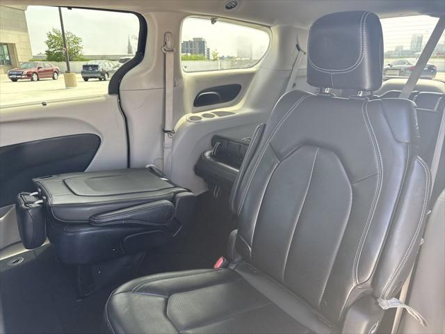Photo of 2023 Brilliant Black Crystal Pearlcoat Chrysler Pacifica