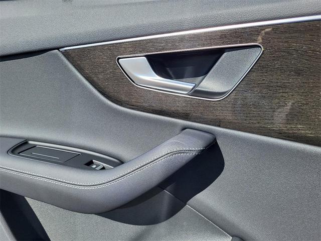 Photo of 2025 Mythos Black Metallic Audi Q7