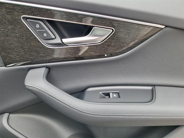 Photo of 2025 Glacier White Metallic Audi Q7