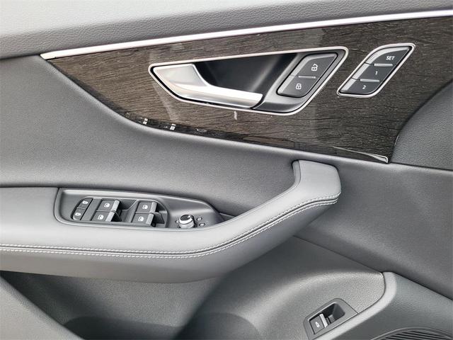 Photo of 2025 Glacier White Metallic Audi Q7