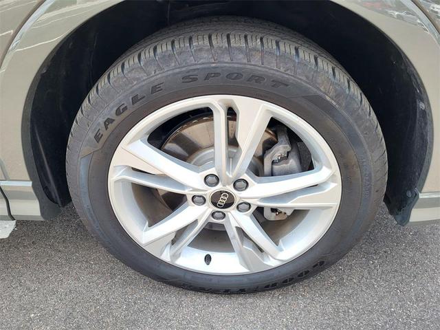 Photo of 2024 Gray Metallic Audi Q3
