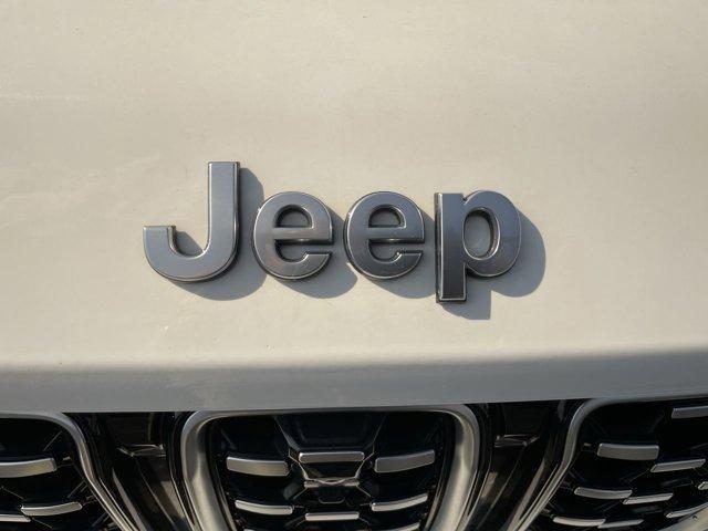 Photo of 2021 Bright White Clearcoat Jeep Grand Cherokee L