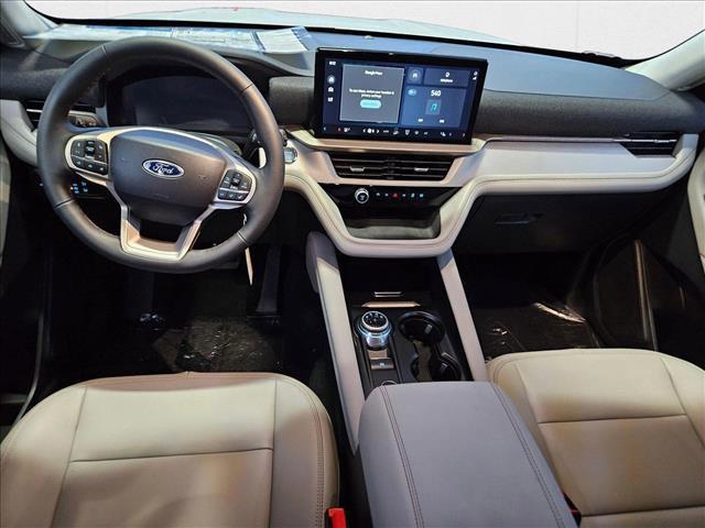 Photo of 2025 Star White Metallic Tri-Coat Ford Explorer