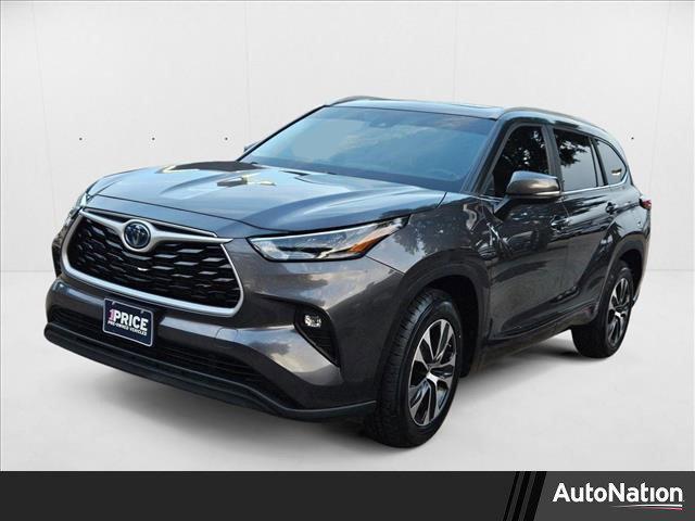 Photo of 2023 Gray Toyota Highlander Hybrid