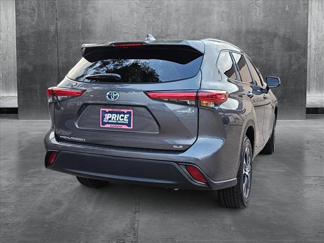 Photo of 2023 Gray Toyota Highlander Hybrid