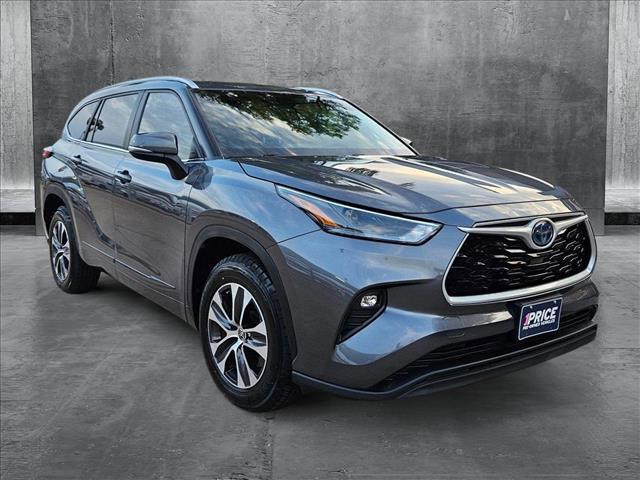 Photo of 2023 Gray Toyota Highlander Hybrid