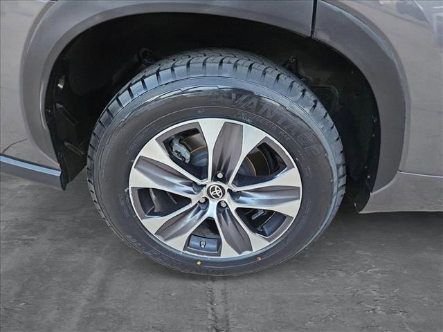 Photo of 2023 Gray Toyota Highlander Hybrid