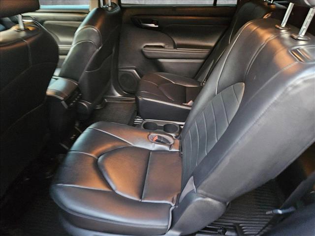 Photo of 2023 Gray Toyota Highlander Hybrid