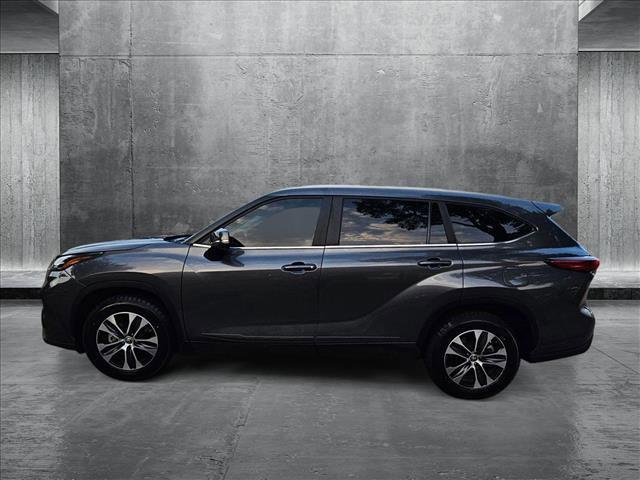Photo of 2023 Gray Toyota Highlander Hybrid