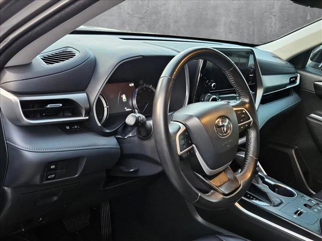 Photo of 2023 Gray Toyota Highlander Hybrid