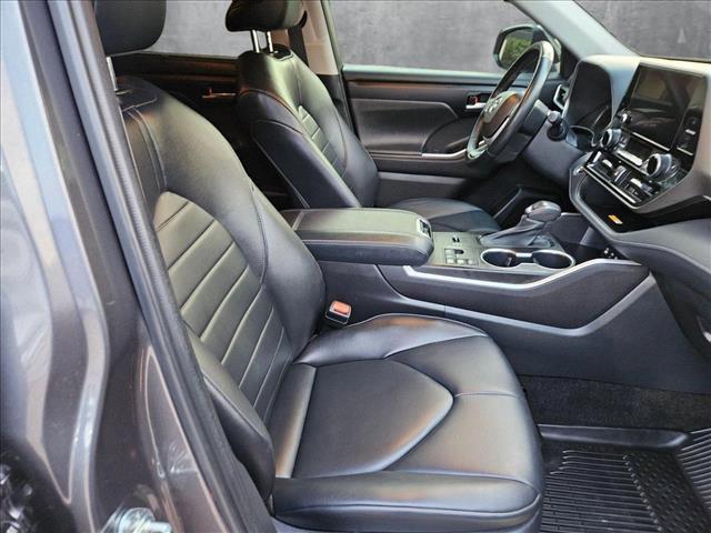 Photo of 2023 Gray Toyota Highlander Hybrid