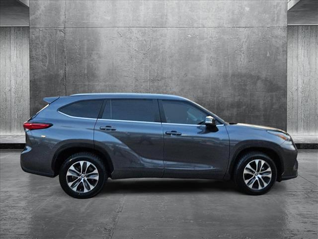 Photo of 2023 Gray Toyota Highlander Hybrid