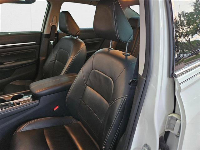 Photo of 2022 Pearl White Tricoat Nissan Altima