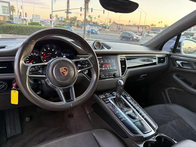 Photo of 2017 Rhodium Silver Metallic Porsche Macan