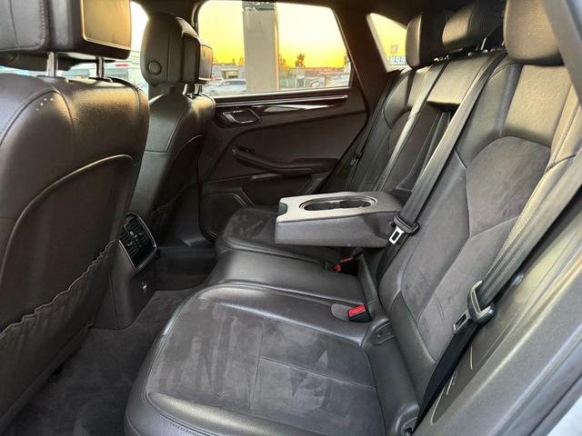 Photo of 2017 Rhodium Silver Metallic Porsche Macan