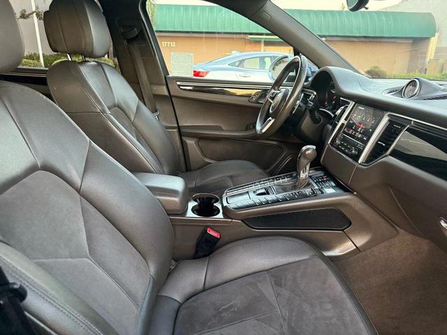 Photo of 2017 Rhodium Silver Metallic Porsche Macan