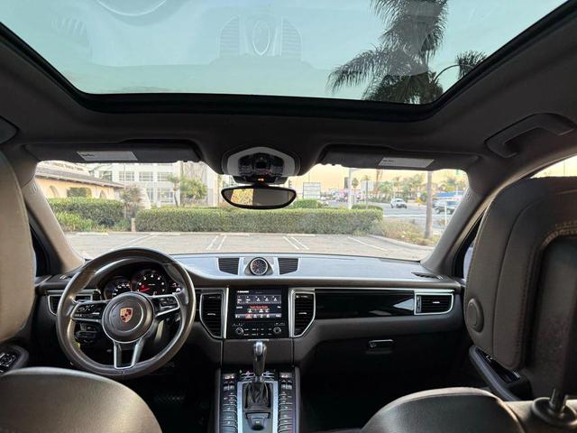 Photo of 2017 Rhodium Silver Metallic Porsche Macan