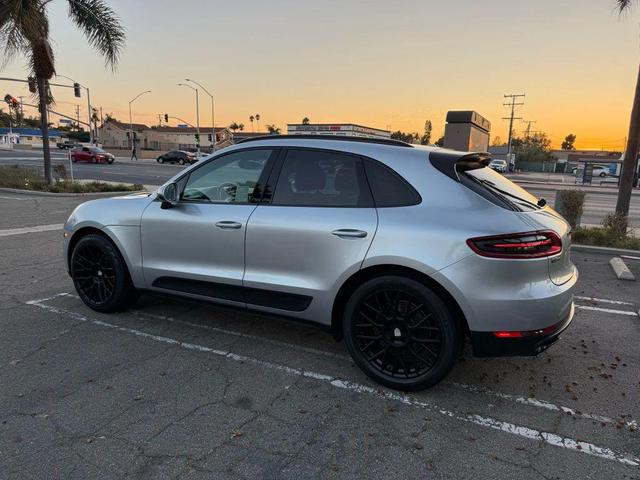 Photo of 2017 Rhodium Silver Metallic Porsche Macan