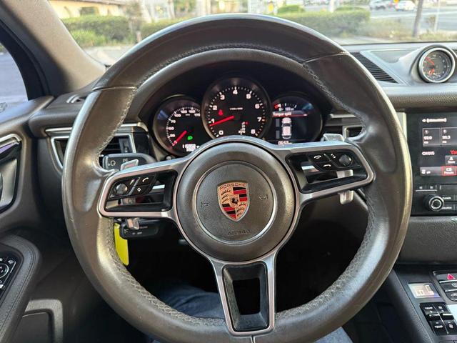 Photo of 2017 Rhodium Silver Metallic Porsche Macan