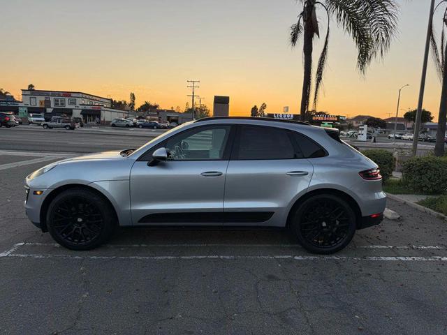 Photo of 2017 Rhodium Silver Metallic Porsche Macan