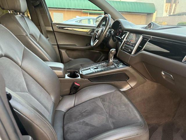 Photo of 2017 Rhodium Silver Metallic Porsche Macan