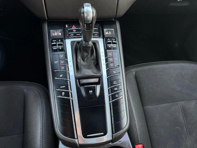 Photo of 2017 Rhodium Silver Metallic Porsche Macan